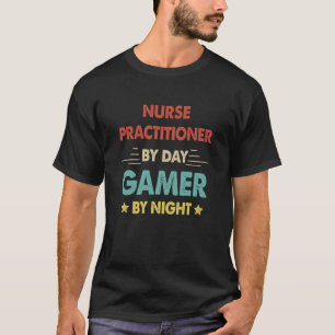 Retro de verpleegkundige bij nacht naar de gamer o t-shirt