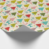 Retro Deer onder Snowy-kerstbomen Cadeaupapier (Hoek)