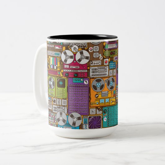 Retro Devices Recording Studio Tweekleurige Koffiemok (Voorkant links)
