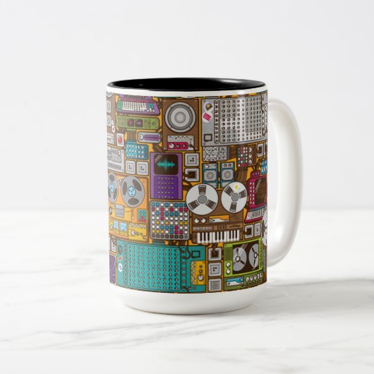 Retro Devices Recording Studio Tweekleurige Koffiemok (Voorkant rechts)