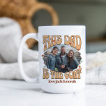 Retro Deze vader is de Geit Foto 15oz Koffie Mok<br><div class="desc">Retro geit mok voor vader met aangepaste foto. Uw foto wordt weergegeven in een golvende rand sticker vorm en omlijst met "vader is de geit". geletterd in retro typografie en versierd met liefdesharten. Personaliseer met de naam (namen) van het kind of de kinderen of elke tekst die u wilt. Gebruik...</div>