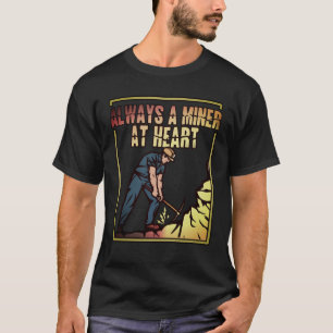 Retro die langs een Miner Shirt van T kijkt