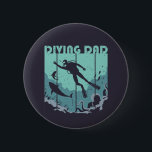Retro Diving Dad Scuba Diver Vader Ronde Button 5,7 Cm<br><div class="desc">en retro duikend ontwerp voor recreatieve scuba-duiker en professionele diep-zee duiker. Deze grappige en humoristische koopwaar is geweldig voor diegenen die van scuba houden, duiken, snorkelen en de oceaan verkennen. Ideaal voor iedereen die graag onder water duikt en zwemt onder haaien en vissen. Geweldig kerstcadeau en verjaardagscadeau voor mensen die...</div>