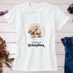 Retro Dog GRANDMA Persoonlijke foto van Puppy Pet T-shirt<br><div class="desc">Dog Grandma ... Verrassend je favoriete Dog Grandma deze Moederdag, Kerstmis of haar verjaardag met dit superschattige, aangepaste T-shirt. Pas dit shirt van de hond met de favoriete foto's en namen van je hond aan. Dit shirt van de hond is een most voor hondenliefhebbers en hondenmoeders! Geweldig cadeau van de...</div>