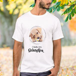 Retro Dog GRANDPA Persoonlijke foto van Puppy Pet T-shirt<br><div class="desc">Dog Grandpa ... Verrassend je favoriete Dog Grandpa deze Vaderdag, Kerstmis of zijn verjaardag met dit superschattige, aangepaste T-shirt. Pas dit shirt van de hondenopa aan met de favoriete foto's en namen van uw hond. Dit shirt van een hond is een most voor hondenliefhebbers en hondenvaders! Geweldig cadeau van de...</div>