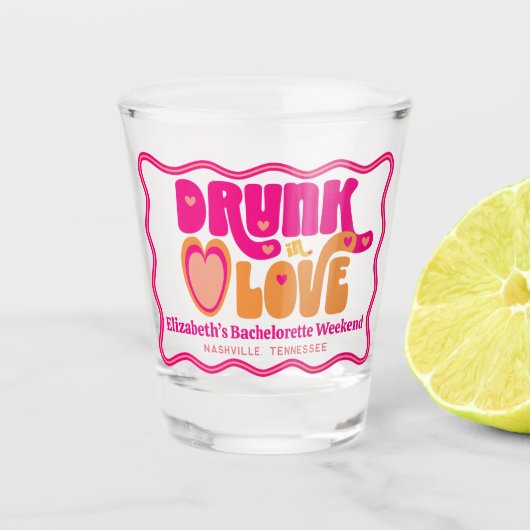 Retro Dronken in Love Bachelorette Weekend Shot Glas (Voorkant)
