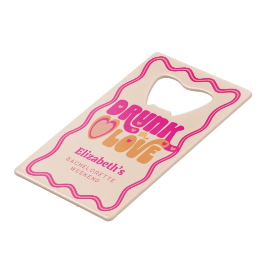 Retro Drunk in Love Bachelorette-weekend Creditkaart Flessenopener (Voorkant Gekanteld)