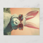 Retro Easter Bunny Chillaxing in de gras Briefkaart (Voorkant)