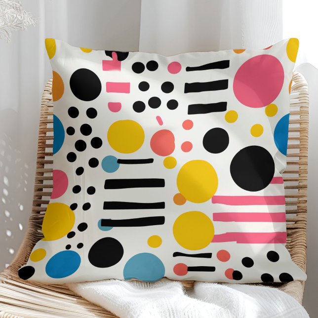 Retro Eclectische kleurrijke Stippen en lijnen Kussen (Retro Eclectic Colorful Dots and Lines Throw Pillow in a sunny rattan armchair)
