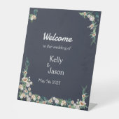 Retro Elegante witte Bloem Lijst Navy Achtergrond Reclamebord Met Voetstuk (Voorkant)