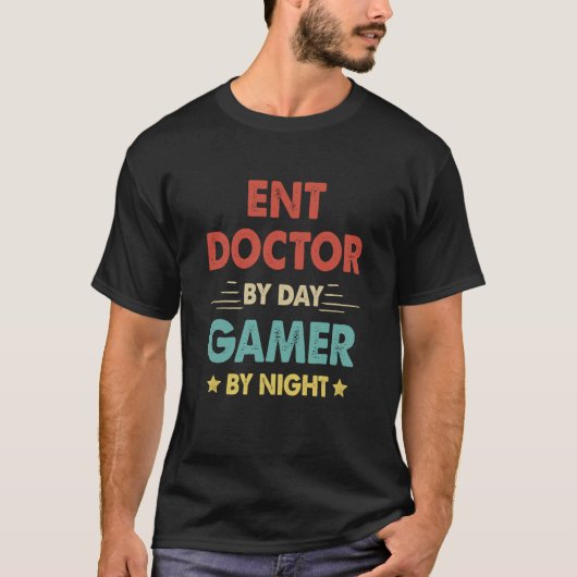 Retro ENT Doctor by Day Gamer 's nachts T-shirt (Voorkant)