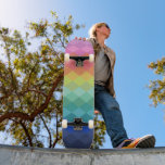 Retro esthetische levendige regenboogvormen patroo persoonlijk skateboard<br><div class="desc">Rijd met kleur en vertrouwen op dit regenboog diamanten gradiënt skateboard deck. Met een soepele mix van tinten van zacht roze en perzik tot levendige greens, blues en paars, voegt het gelaagde diamantpatroon een gedurfde geometrische twist toe. Ideaal voor skaters die houden van expressieve, artistieke of op trots geïnspireerde uitrusting...</div>