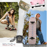 Retro esthetische trippy groovy strepen gepersonal persoonlijk skateboard<br><div class="desc">Retro esthetische trendy trippy golvende strepen patroon skateboard in roze en wit voor haar is uw persoonlijke naam in een gedurfde funky en grunge distressed belettering. Cool, trippy, trendy, leuk, opvallend design met een eigentijdse esthetische en psychedelische invloeden uit de jaren 60 en 70. Krijg het perfecte minimalistische en maximalistische...</div>