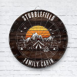 Retro Familie Cabinenaam Hout Look Custom Dartbord<br><div class="desc">Goed humeur? Voeg gewoon kampvuur, s'mores en de rest van de familie toe met bijpassende benodigdheden. Met dit unieke dartbord kunt u met trots uw familienaam en locatie weergeven, waardoor het niet alleen een spel is, maar ook een gekoesterd familie-erfstuk. Ideaal voor bijeenkomsten, achtertuinfeesten of gewoon binding met geliefden, dit...</div>