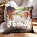Retro familie foto kussen<br><div class="desc">Vier tijdloze herinneringen met ons Retro Family Photo-Sierkussen,  met een op vintages geïnspireerd ontwerp met aangepaste typografie en een tekstbedekking. Personaliseer het met de foto's van twee koppels voor een elegante herinnering,  perfect voor bruiloften of jubilea. Het zal ook een vleugje retro charme toevoegen aan uw interieur!</div>