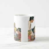 Retro familie serveert mam ontbijt op bed koffiemok (Center)