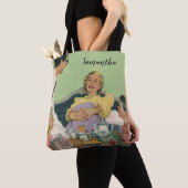 Retro familie serveert mam ontbijt op bed tote bag (Dichtbij)