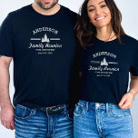 Retro Family Reunion of Trip | Rustische pinebomen T-shirt<br><div class="desc">Perfect voor uw aankomende familiereünie of samenkomen. Dit ontwerp in retro-stijl heeft een witte logo met 3 pijnbomen en jouw naam. Personaliseer verder met 3 regels aangepaste tekst - voeg "Familiereünie, Familiereis, locatie, datum, of verwijderen. Een leuk aandenken voor een reünie bij het meer, de bergen, de lodge, de camping...</div>