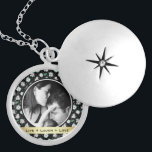 Retro Floral Black Pattern Foto Locket Ketting<br><div class="desc">retro floral lijsten een van je favoriete foto's met een citaat "live lacht liefde" of je eigen aangepast bericht op gouden gekleurd lint.</div>