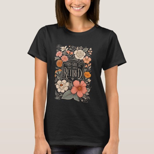 Retro Floral Dit meisje is gepensioneerd EST 2025 T-shirt (Voorkant)
