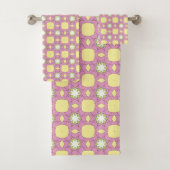 Retro floral geometric patterned bad handdoek (Insitu)