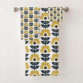 Retro Floral Pattern Navy and Mustard Yellow Bad Handdoek (Insitu)