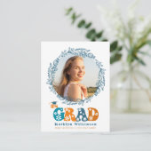 Retro Floral Script Elegant Wreatfoto Afstuderen Aankondigingskaart (Staand voorkant)