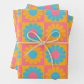 Retro Flower Checkerboard in Yellow and Blue Inpakpapier Vel (In situ)