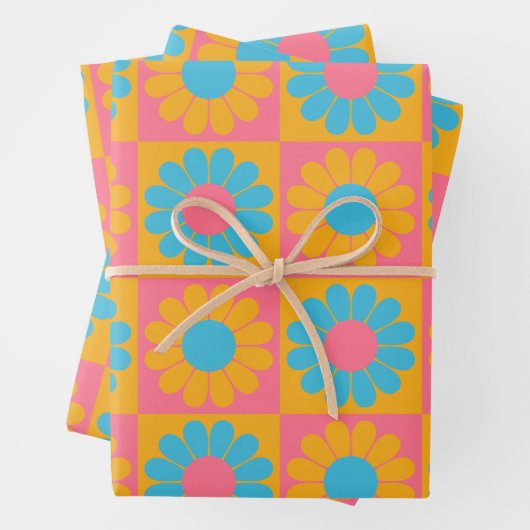 Retro Flower Checkerboard in Yellow and Blue Inpakpapier Vel (In situ)