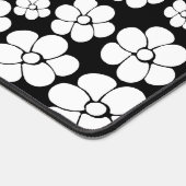 Retro Flower Pattern in White op Black Bureaumat (Hoek)