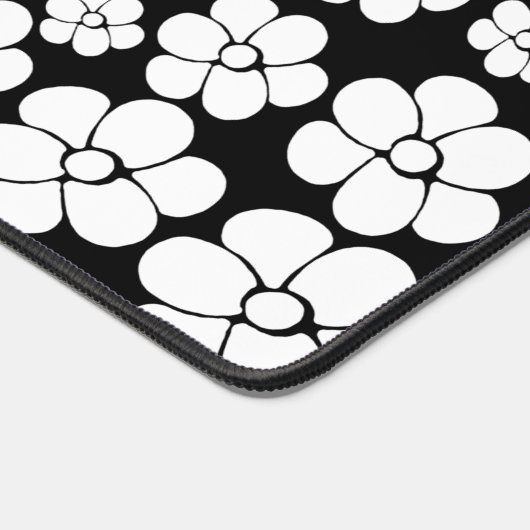 Retro Flower Pattern in White op Black Bureaumat (Hoek)