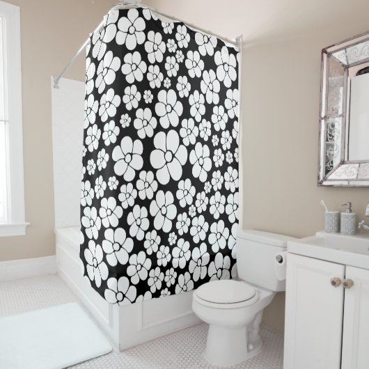 Retro Flower Pattern in White op Black Douchegordijn (In situ)