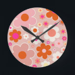 Retro Flowers doorhalen Oranje doornhaai Ronde Klok<br><div class="desc">Kleurrijke retro bloemen: florale kunst - warme tonen   perzikachtergrond en witte,  wazige roze,  oranje en gele bloemen.</div>