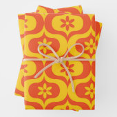 Retro Flowers on Yellow and Red Ogee Pattern Inpakpapier Vel (In situ)