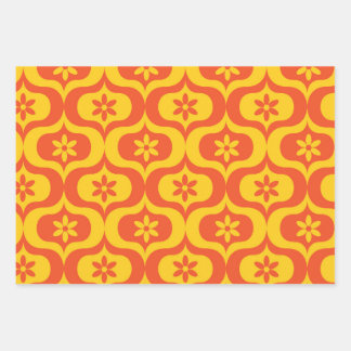 Retro Flowers on Yellow and Red Ogee Pattern  Inpakpapier Vel