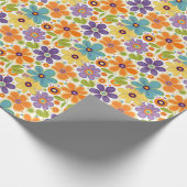 Retro Flowers Sinaasappel Lila en Groen Cadeaupapier (Hoek)