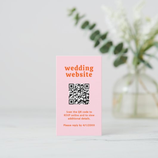 Retro Font Sinaasappel en Roze QR Code Modern Wedd Informatiekaartje (Staand voorkant)