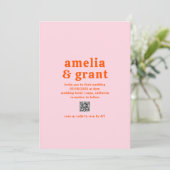 Retro Font Sinaasappel en Roze QR Code Modern Wedd Kaart (Staand voorkant)