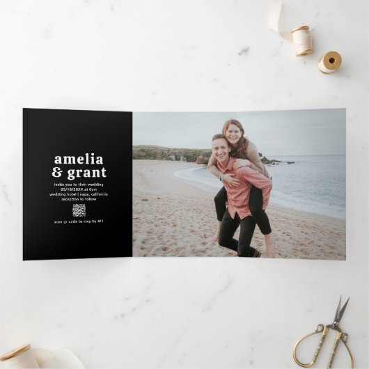 Retro Font Zwart QR Code Foto Moderne bruiloft Drieluik Uitnodiging (Binnen)