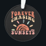 Retro  Forever Chasing Zonsondergangen Zomervakant Ornament<br><div class="desc">Retro  voor altijd op jacht naar Zonsondergangen zomervakantie strand</div>