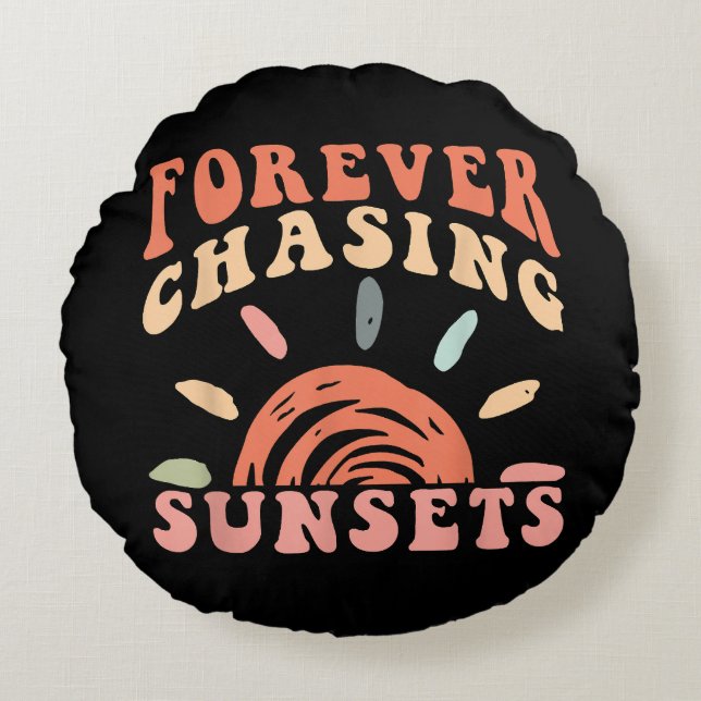 Retro  Forever Chasing Zonsondergangen Zomervakant Rond Kussen (Voorkant)