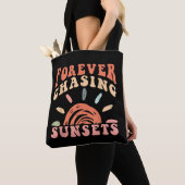 Retro  Forever Chasing Zonsondergangen Zomervakant Tote Bag (Dichtbij)