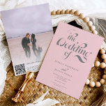 Retro foto bleek roze script bruiloft Qr code Kaart<br><div class="desc">Wanneer retro met moderne aanraking samenkomt. Een witte en bleke roze retroscript trouwuitnodiging met een klassieke en elegante retro kalligrafie in klassiek elegant grijs en bleek roze. Voeg uw paar foto bij de rug (of schrap het als u geen foto's wilt) toe, en voeg uw code QR, voor rsvp, details...</div>