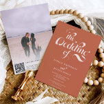 Retro foto boho terracotta script Qr code Kaart<br><div class="desc">Wanneer retro met moderne aanraking samenkomt. Een boho beige en terracotta aardtoon retro manuscript trouwuitnodiging met een klassieke en elegante retro kalligrafie in klassieke elegant terracotta. Voeg uw paar foto bij de rug (of schrap het als u geen foto's wilt) toe, en voeg uw code QR, voor rsvp, details toe...</div>
