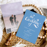 Retro foto dusty blue script Qr code Kaart<br><div class="desc">Wanneer retro met moderne aanraking samenkomt. Een witte en stoffige blauwe uitnodiging voor het bruiloft met een klassiek en elegant retro kalligrafie in klassiek elegant wit en stoffig blauw. Voeg uw paar foto bij de rug (of schrap het als u geen foto's wilt) toe, en voeg uw code QR, voor...</div>