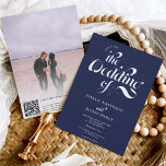 Retro foto marineblauw script Qr code Kaart<br><div class="desc">Wanneer retro met moderne aanraking samenkomt. Een blanke en marinesolonblauw huwelijksuitnodiging met een klassieke en elegante retro kalligrafie in klassiek elegant wit en blauw van de marine. Voeg uw paar foto bij de rug (of schrap het als u geen foto's wilt) toe, en voeg uw code QR, voor rsvp, details...</div>