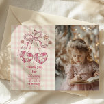 Retro foto Schattige Roze Bow Coquette 1e Verjaard Bedankkaart<br><div class="desc">Leg de vreugde van de eerste verjaardag van uw baby meisje vast en deel deze met onze schattige Foto Schattige Pink Bow Coquette 1st Birthday Thank You Card. Deze gepersonaliseerde kaart is de perfecte manier om dankbaarheid uit te drukken aan uw gasten terwijl het koesteren van de kostbare herinneringen gemaakt...</div>