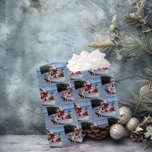 Retro foto van kerstman in boot met geschenken cadeaupapier