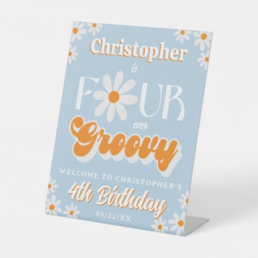 Retro Four Ever Groovy Boys 4e Verjaardag Welkom Reclamebord Met Voetstuk (Voorkant)