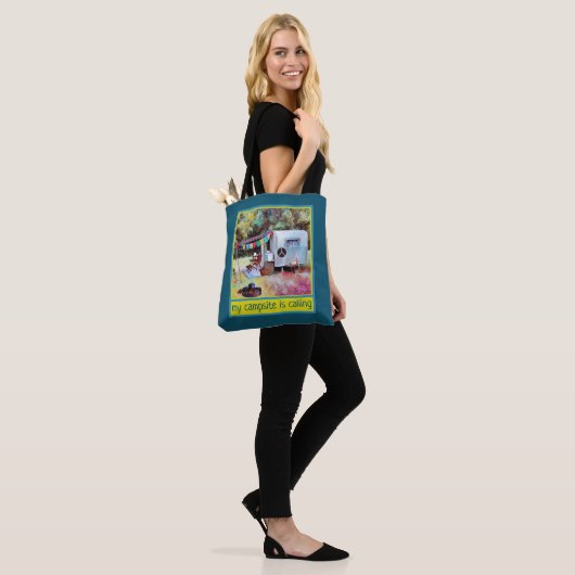 Retro Fun en Vibe Camper Trailer Tote Bag (Op model)